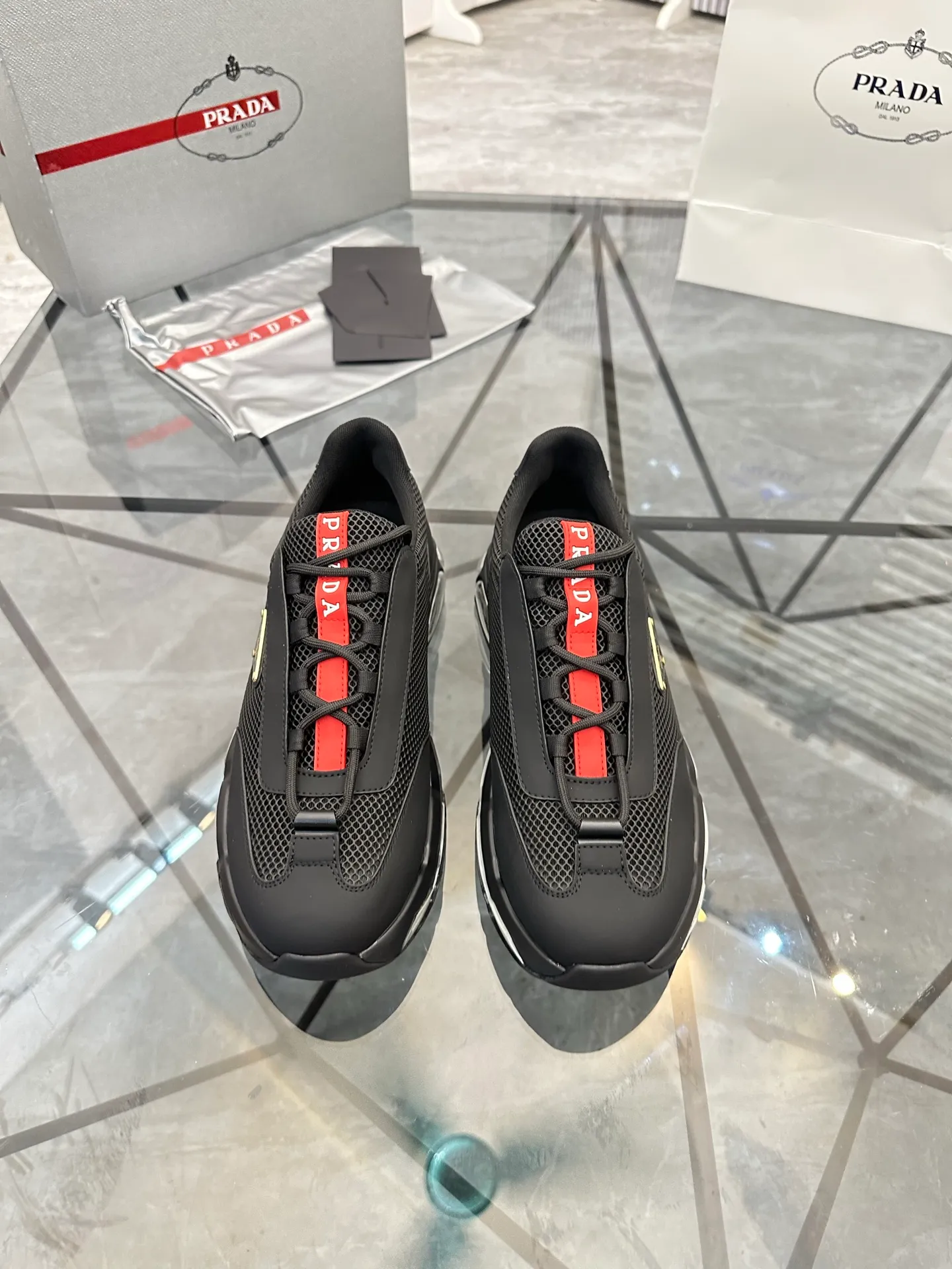 Men's shoes for sale 💰: 💰P660¥ High-end top quality Product trademark: Prada *"Prada*" low-top casual shoes Regular size: 38-45 (can be customized to 46) Product materials: Upper imported first-layer cowhide spliced ​​with original fabric, breathable lining, cowhide foot pads, original air cushion outsole. No.: 001